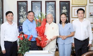 Lãnh đạo TP Hà Nội thăm, chúc mừng cán bộ lão thành cách mạng