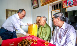 Đoàn công tác của Trung ương và tỉnh Hưng Yên tặng quà cho hộ nghèo trên địa bàn xã Bắc Thái Ninh