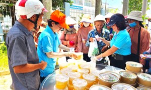 Những suất ăn “0 đồng” tiếp sức người lao động khó khăn