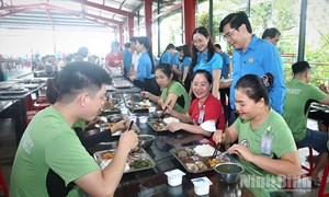 Tổ chức “Bữa cơm Công đoàn” và tặng quà cho người lao động