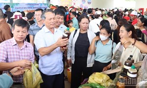 Quảng Ngãi: Phiên chợ 0 đồng vùng cao gắn kết chính quyền và nhân dân ở cơ sở