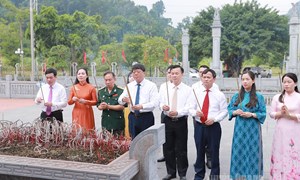 Ban Thường trực Ủy ban MTTQ tỉnh Tuyên Quang dâng hương nhân kỷ niệm 137 năm ngày sinh Chủ tịch Tôn Đức Thắng