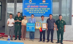 Đồn Biên phòng Ea H’leo bàn giao nhà “Đại đoàn kết” và nhân rộng mô hình phát triển kinh tế hộ gia đình ở khu vực biên giới