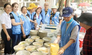 Bữa cơm nghĩa tình của Phật giáo Đồng Nai