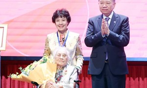 Tổng Bí thư Tô Lâm trao danh hiệu Anh hùng lao động cho nguyên Phó Chủ tịch nước Nguyễn Thị Bình