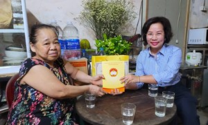 Phó Chủ tịch Thường trực Ủy ban Mặt trận Tổ quốc TP Hà Nội tặng quà cá nhân tiêu biểu phường Ba Đình
