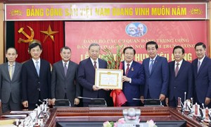 Tổng Bí thư Tô Lâm trao Huy hiệu 45 năm tuổi Đảng tặng đồng chí Phan Đình Trạc