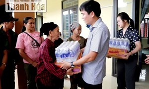 Ủy ban MTTQ tỉnh Thanh Hóa trao quà cho người dân xã Yên Nhân bị ảnh hưởng nghiêm trọng do sạt lở