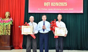 Phó Bí thư Tỉnh ủy, Chủ tịch Ủy ban MTTQ Việt Nam tỉnh Tuyên Quang Ma Thế Hồng trao Huy hiệu Đảng cho các đảng viên lão thành