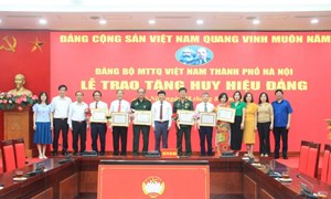 Đảng bộ MTTQ Việt Nam TP Hà Nội trao Huy hiệu Đảng đợt 2/9