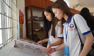 Kiều bào trẻ hạnh phúc khi về thăm quê hương