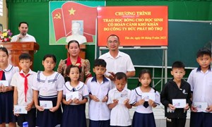 Vĩnh Long: Ủy ban MTTQ Việt Nam tỉnh trao 100 suất học bổng cho học sinh khó khăn
