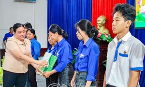Cà Mau: Ủy ban MTTQ Việt Nam xã Hòa Bình trao 200 suất quà hỗ trợ hộ dân khó khăn