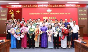 Ban Thường trực Uỷ ban Trung ương MTTQ Việt Nam trao quyết định nghỉ hưu theo Nghị định 178 cho 16 cán bộ 