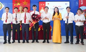 Hà Tĩnh: Chủ tịch Ủy ban MTTQ Việt Nam tỉnh Trần Nhật Tân chúc mừng giáo viên, học sinh đón năm học mới