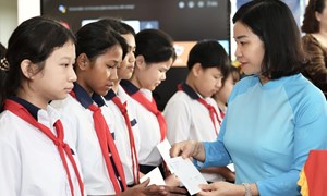Phó Chủ tịch UBTƯ MTTQ Việt Nam, Chủ tịch Hội LHPN Việt Nam Nguyễn Thị Tuyến dự khai giảng và tặng quà trẻ em có hoàn cảnh khó khăn ở Lâm Đồng