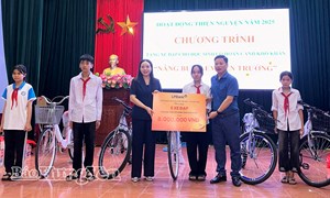 Hưng Yên: Phó Chủ tịch Thường trực Ủy ban MTTQ Việt Nam tỉnh trao quà cho học sinh và gia đình có hoàn cảnh khó khăn