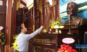 Quảng Ngãi: Chủ tịch Ủy ban MTTQ Việt Nam tỉnh U Huấn dâng hương tưởng niệm Thủ tướng Phạm Văn Đồng