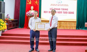 Hưng Yên: Phó Bí thư Tỉnh ủy, Chủ tịch Ủy ban MTTQ Việt Nam tỉnh Nguyễn Mạnh Hùng trao huy hiệu 30 năm tuổi Đảng