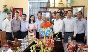 Cần Thơ: Thăm, tặng quà đồng bào Khmer nhân dịp Lễ Sene Dolta