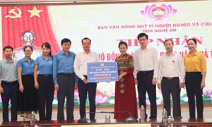 Tổng Liên đoàn Lao động Việt Nam ủng hộ tỉnh Nghệ An 500 triệu đồng khắc phục bão lũ