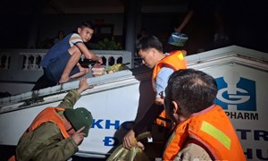 Tuyên Quang: Ủy ban MTTQ Việt Nam tỉnh tiếp tục hỗ trợ nhu yếu phẩm cho người dân vùng ngập lụt