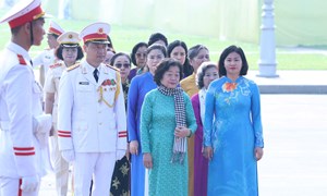 Đoàn đại biểu Hội LHPN Việt Nam vào Lăng viếng Chủ tịch Hồ Chí Minh