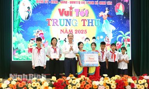 Ninh Bình: Phó Bí thư Tỉnh ủy, Chủ tịch Uỷ ban MTTQ Việt Nam tỉnh Mai Văn Tuất tặng quà, vui Tết Trung thu tại xã Minh Tân
