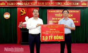 Thành phố Hải Phòng trao tặng 3 tỷ đồng hỗ trợ nhân dân Ninh Bình khắc phục thiệt hại do cơn bão số 10