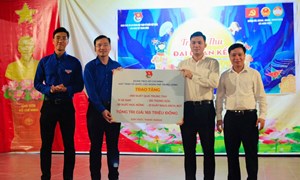 Đoàn Mặt trận Tổ quốc, các đoàn thể Trung ương trao tặng nhiều phần quà Trung thu trị giá 165 triệu đồng tới thiếu nhi tỉnh Tuyên Quang 