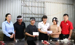 Lạng Sơn: Hội Chữ thập đỏ tỉnh hỗ trợ gia đình bị thiệt hại do bão số 10 tại xã Cai Kinh