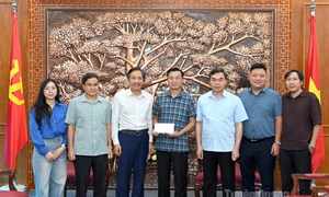 Tuyên Quang: Uỷ ban MTTQ Việt Nam tỉnh tiếp nhận ủng hộ từ Hiệp hội Khoa học hành chính Việt Nam nhằm khắc phục thiệt hại bão số 10