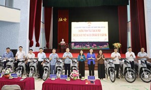 Lào Cai: Ủy ban MTTQ Việt Nam tỉnh trao tặng xe máy hỗ trợ 12 xã bị thiệt hại do bão số 10