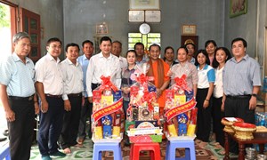 Tây Ninh: Uỷ ban MTTQ Việt Nam tỉnh thăm và chúc mừng lễ Sene Dolta, lễ Saunco Khamun