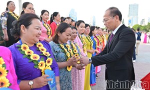 Khánh Hoà: Chủ tịch Uỷ ban MTTQ Việt Nam tỉnh tuyên dương nữ cán bộ Hội LHPN Việt Nam tỉnh có thành tích tiêu biểu 