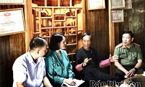 Người có uy tín tham gia giữ bình yên trên bản Thung Mặn