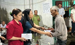 Bắc Ninh: Phó Chủ tịch Thường trực Uỷ ban MTTQ Việt Nam tỉnh thăm hỏi, động viên gia đình có nạn nhân tử vong do bão Matmo
