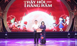 Phó Chủ tịch Uỷ ban Trung ương MTTQ Việt Nam Nguyễn Thị Tuyến dự chương trình “Trẩy hội trăng rằm 2025“