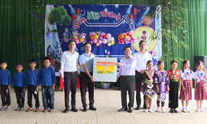 Lai Châu: Chủ tịch Uỷ ban MTTQ Việt Nam tỉnh thăm, tặng quà Trung thu cùng thiếu nhi trên địa bàn tỉnh 