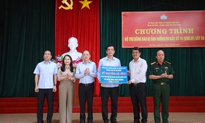 Uỷ ban MTTQ Việt Nam TP Hồ Chí Minh hỗ trợ Hà Tĩnh nguồn lực khắc phục hậu quả bão số 10