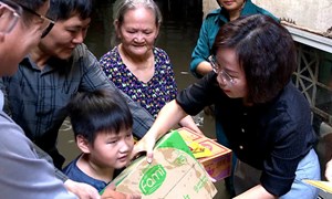 Lãnh đạo MTTQ Việt Nam TP. Hà Nội thăm, động viên người dân bị ảnh hưởng bởi mưa bão