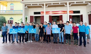 Bắc Ninh: Phó Chủ tịch Uỷ ban MTTQ Việt Nam tỉnh thăm, tặng quà người dân bị ảnh hưởng do bão số 11