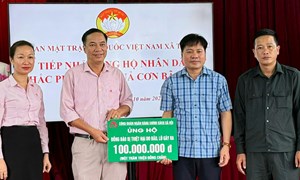 Thái Nguyên: Công đoàn Ngân hàng Chính sách xã hội Việt Nam ủng hộ Uỷ ban MTTQ Việt Nam xã Trại Cau khắc phục hậu quả bão số 11