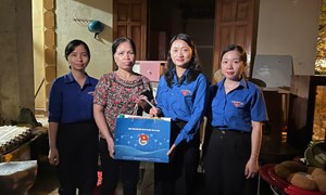 Cao Bằng: Phó Chủ tịch Uỷ ban MTTQ Việt Nam tỉnh thăm, tặng quà các hộ gia đình khó khăn bị ảnh hưởng bởi mưa lũ