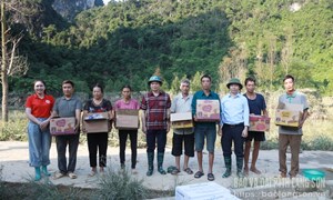 Lạng Sơn: Đoàn công tác của tỉnh cứu trợ người dân vùng ngập lụt tại thôn Tiến Hậu, xã Nhất Hoà