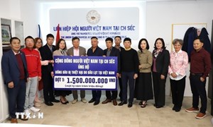 Ấm áp từ những tấm lòng người Việt xa quê