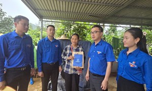 Bí thư Trung ương Đoàn thăm, tặng quà bà con bị ảnh hưởng bão lũ ở Lạng Sơn