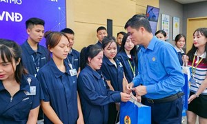 Đoàn công tác của Tổng Liên đoàn Lao động Việt Nam thăm, tặng quà đoàn viên tại Thái Nguyên