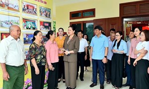 Phó Chủ tịch Ủy ban Trung ương MTTQ Việt Nam Hà Thị Nga tiếp xúc cử tri tại Tuyên Quang