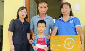Hội LHPN Việt Nam tỉnh Thái Nguyên trao quà, hỗ trợ trẻ mồ côi, khó khăn bị ảnh hưởng bão số 11